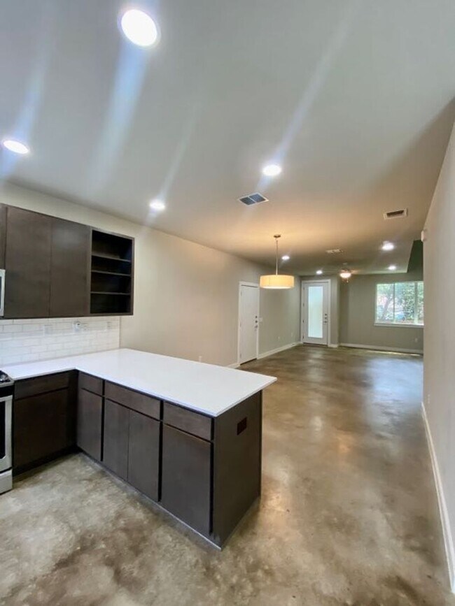 Building Photo - 330 Clay