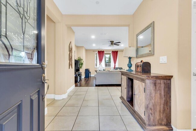 Foto del edificio - Serene Luxury in Rancho Cordova: 4 Bed, 3 ...