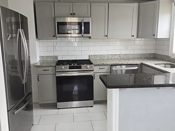 Building Photo - House for rent 4 bedroom and 2 complete bathroom, finished basement with kitchen, bathroom, parki...