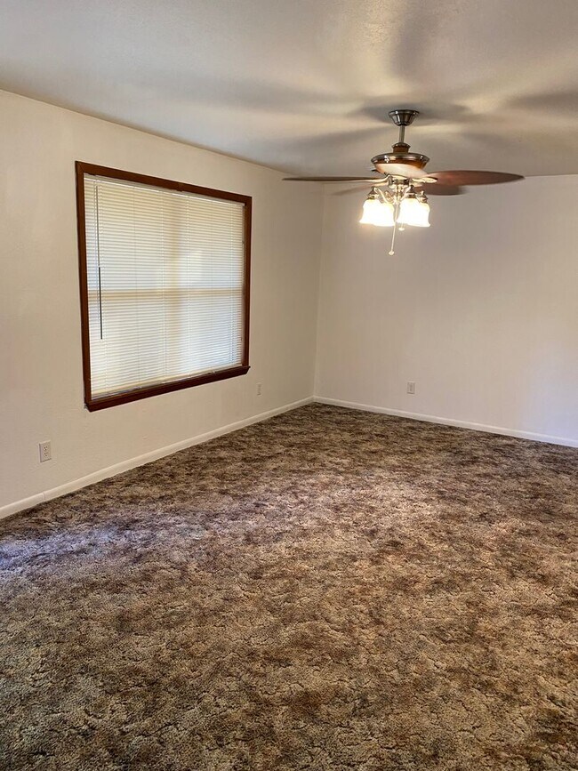 Foto del edificio - Available Now!!