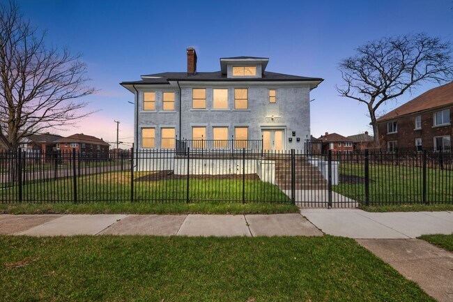 Building Photo - 2080 Gladstone St