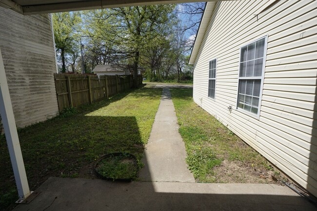 Building Photo - 3 Bed 2 Bath House Close to Chicken Plant ...