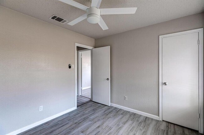 Foto del edificio - 3401 Larkspur Way