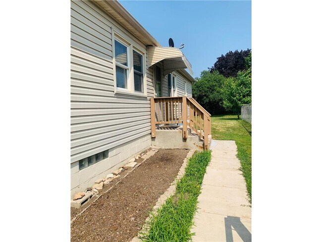 Building Photo - 117 6th Ave N