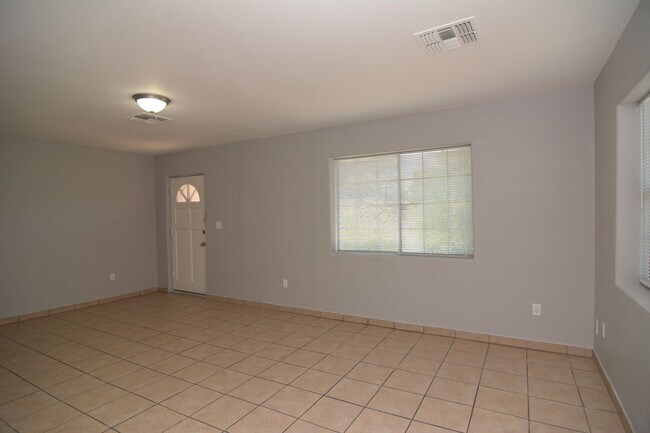 Foto del edificio - Huge 4 Bedroom 2 Bath House! Close to the ...