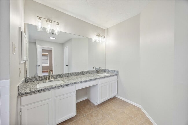 Building Photo - 16710 Cheshire Pl Dr