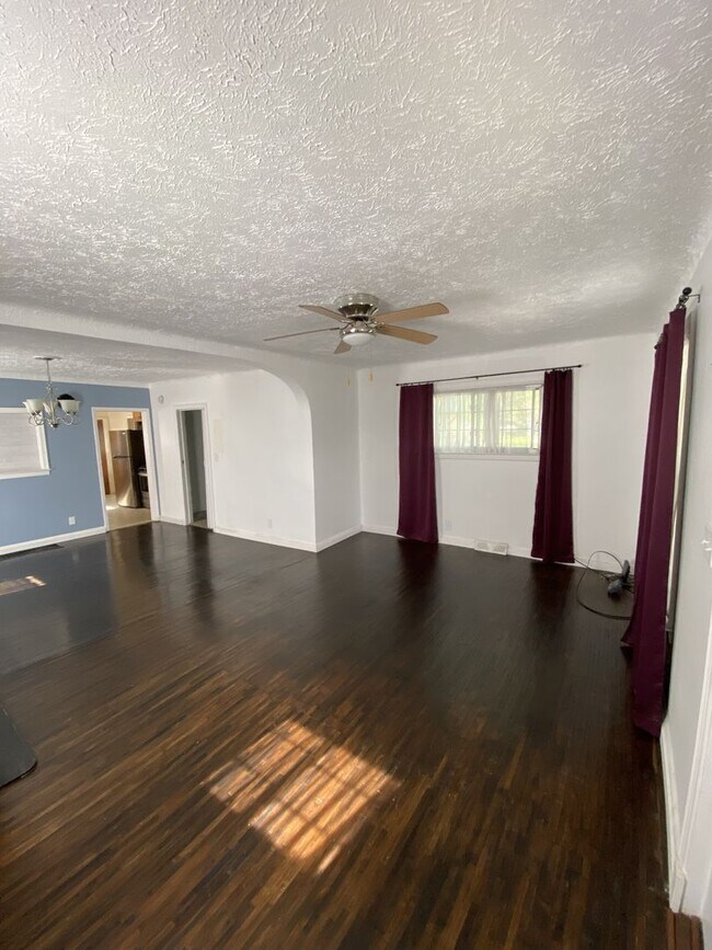 Building Photo - CENTRALLY LOCATED THREE BEDROOM HOUSE IN H...