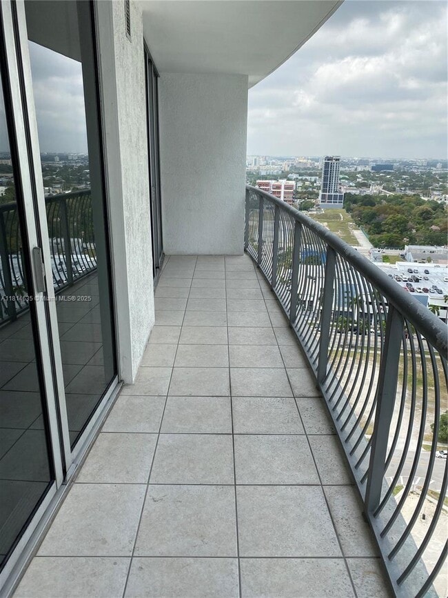 Building Photo - 1750 N Bayshore Dr
