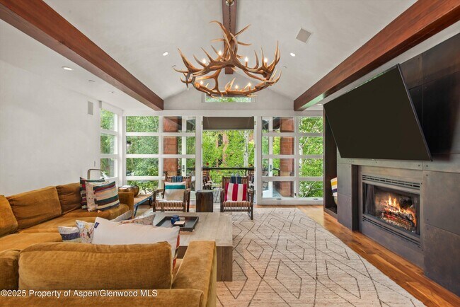 Building Photo - 706 E Hyman Ave