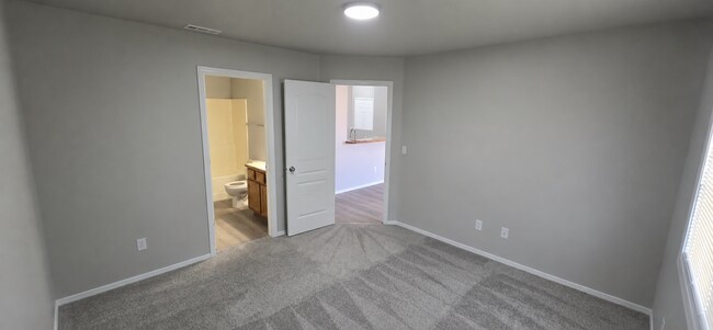 Foto del edificio - This three bedroom, 2 bath, single level home is ready for you! New paint, vinyl plank flooring, ...