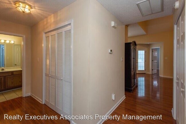 Foto del edificio - 2 br, 2 bath House - 5720 Fall Creek Lane