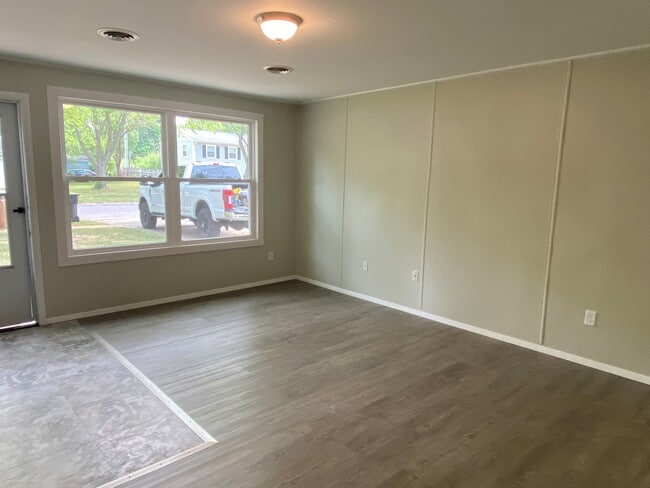 Building Photo - 2605 Roland Dr