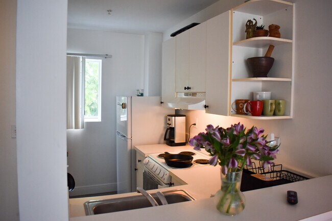 well equipped kitchen - 835 SW 2nd St