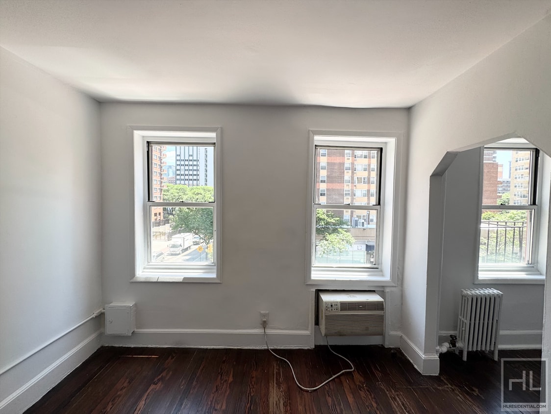 Primary Photo - 2 AVENUE