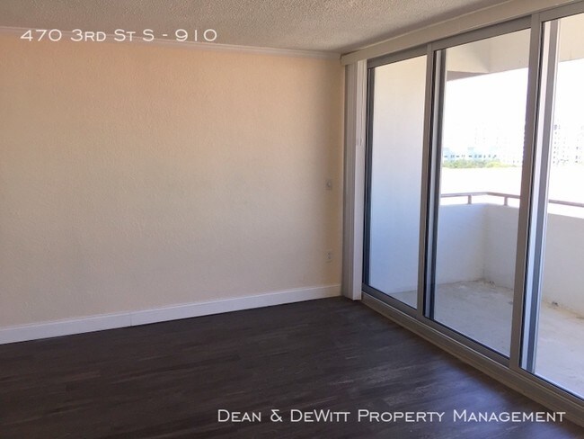 Building Photo - 470 3rd St S