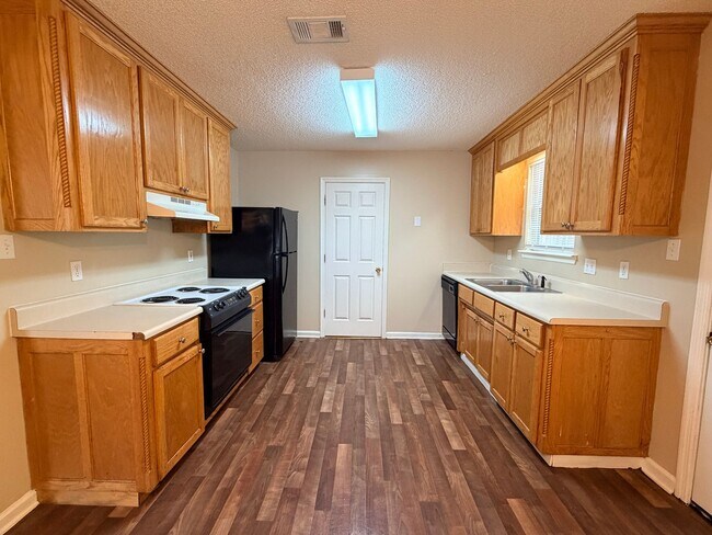 Building Photo - 3BD/2B located in Valdosta city limits.