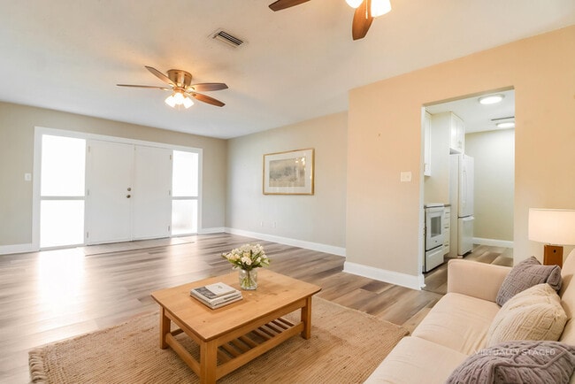 Building Photo - 1023 San Pedro Dr