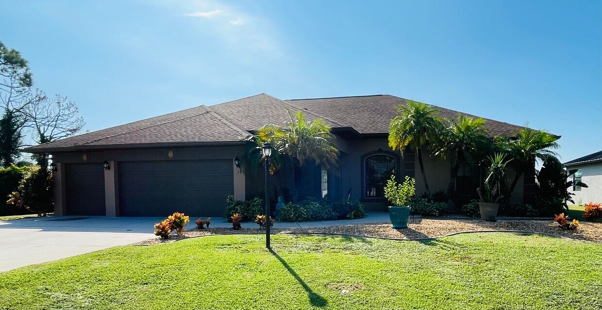 Primary Photo - **ROTONDA WEST, 3/2/2, POOL HOME**