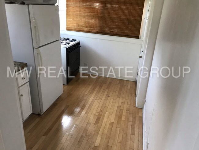 Building Photo - Beautiful and cozy unit!
