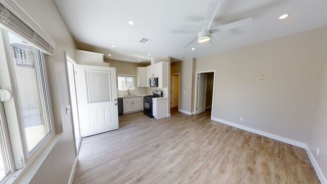 Foto del edificio - PRIVATE YARD!! 4BD/2BR, Corner of Tipton and 63rd