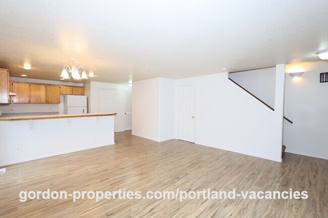 Foto del edificio - SE 73rd Ave - 3 bedroom townhouse in Mt Scott-Arleta neighborhood