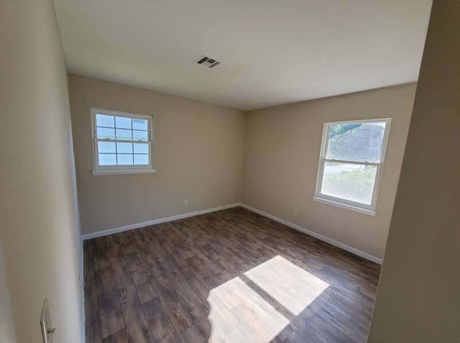 Bed RM 1 - 3591 Jonathan Cir