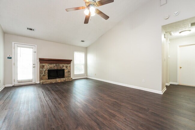 Foto del edificio - 462 Sherwood Cir