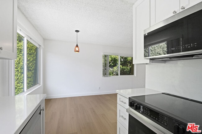 Building Photo - 976 Larrabee St