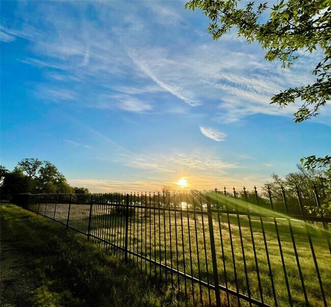 Foto del edificio - 5802 Longhorn Landing