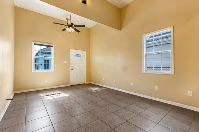 Building Photo - 1113 Marigny St
