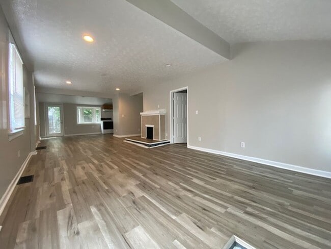Building Photo - Welcome to this charming 3 bedroom, 1 bath...