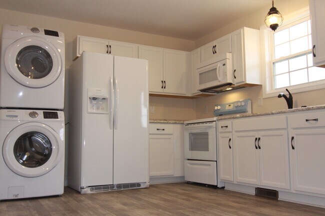 Building Photo - Beautiful Home For Rent Off Dotsonville Road!