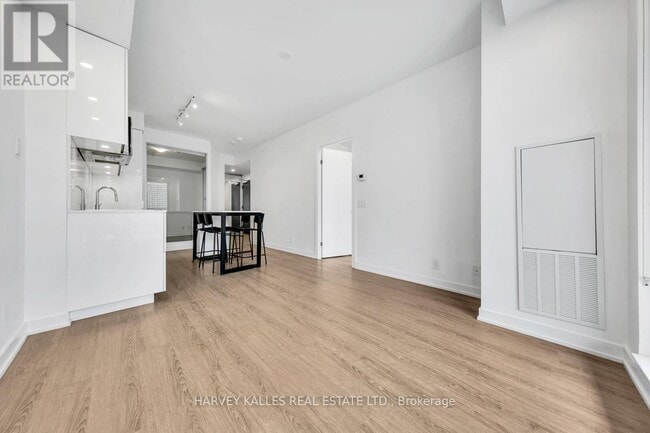 Building Photo - 609 Avenue Rd