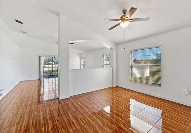 Foto del edificio - Beautiful 3 Bed and 2 Bath POOL HOME in Ki...
