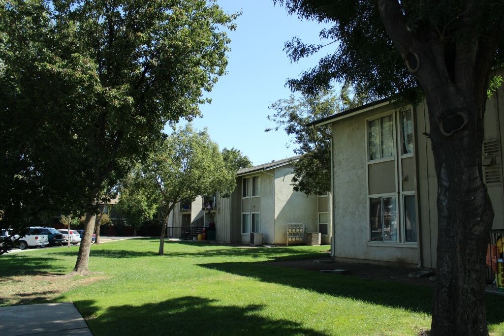 Large Grounds - 16530 Palmer Ave