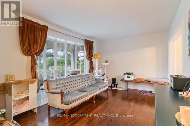 Building Photo - 561 Wingrove Crescent