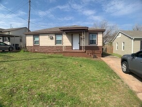 Building Photo - 3117 N Lindsay Ave