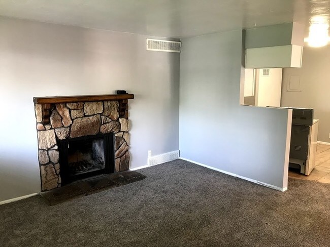 Building Photo - Renovated 2 bed 1 bath in Salt Lake!!