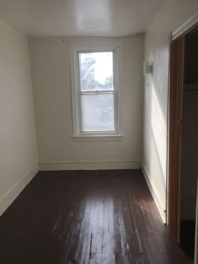 Building Photo - 2 Bedroom Available Now