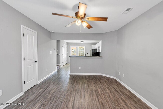 Foto del edificio - 111-121 Cornerstone Drive