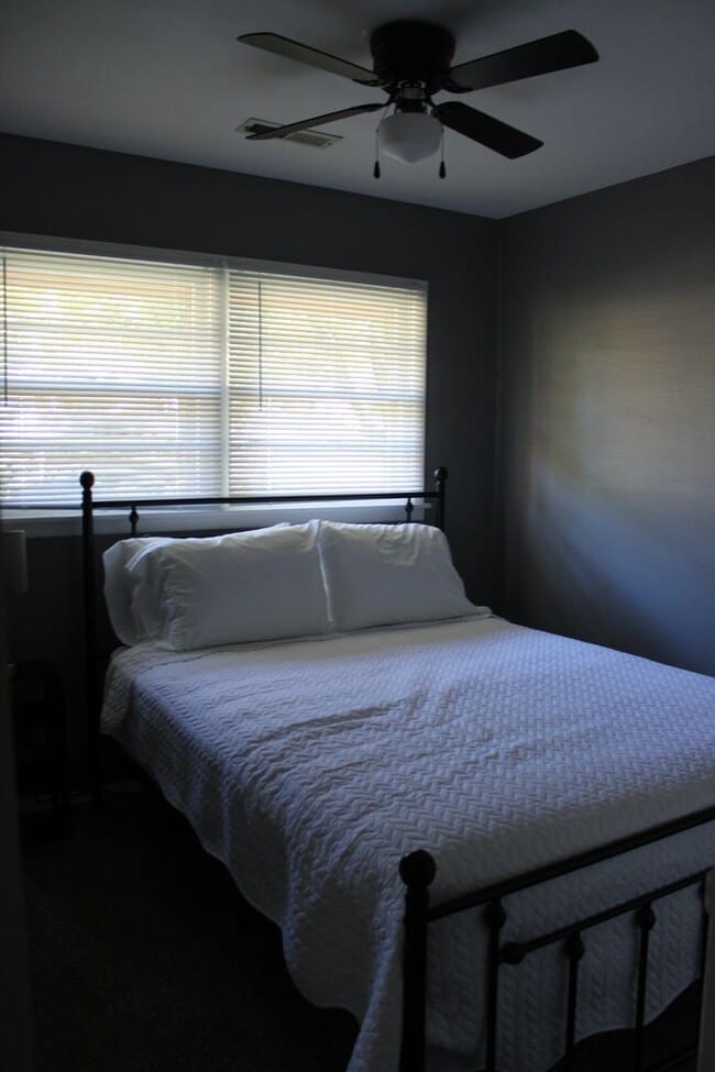 Foto del edificio - 3 bed 2 bath 2 car garage near campus.