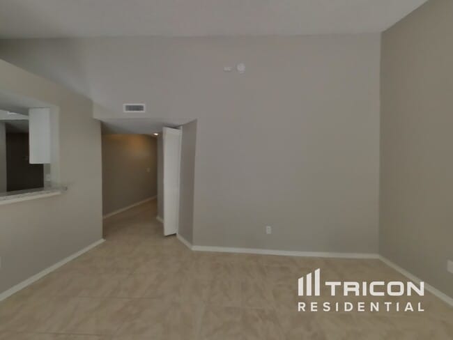 Building Photo - 9574 Villiers Dr N