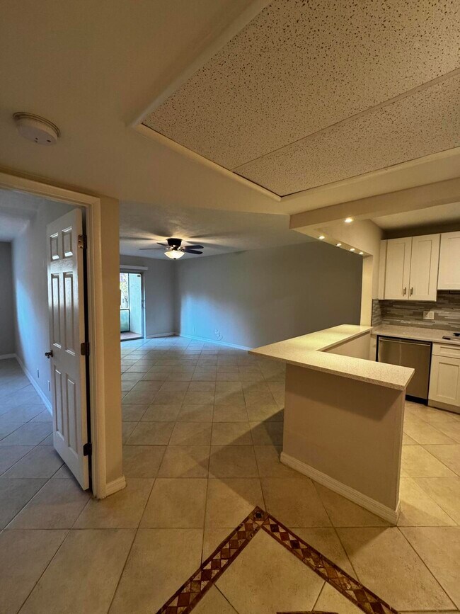 Foto del edificio - 251 S Cypress Rd