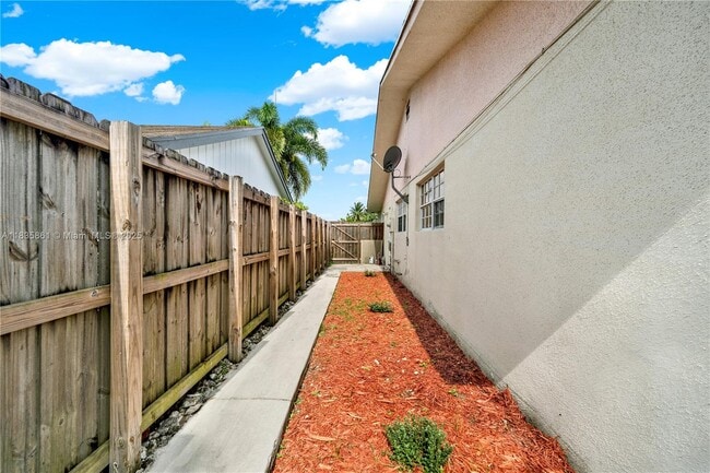 Building Photo - 10731 SW 139th Ave