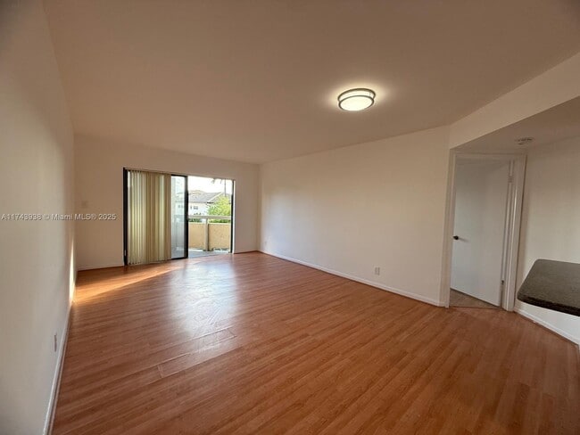 Foto del edificio - 8290 Lake Dr