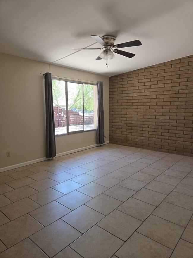 Building Photo - 4 Bedroom 2 bath in Tempe