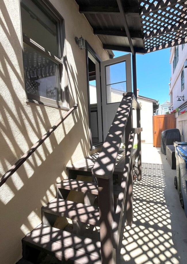 Foto del edificio - 2 bedroom home across from beach, close to...