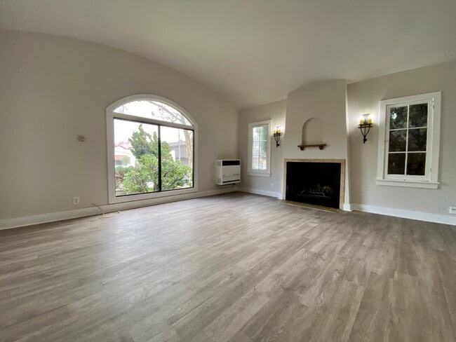 Foto del edificio - 837 N Martel Ave