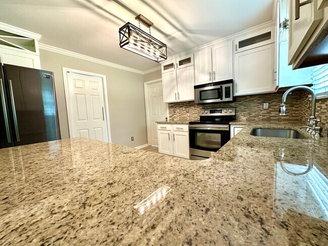 Building Photo - 8425 Hirsch Dr