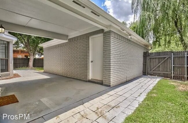 Building Photo - 5 br, 2.5 bath House - 2117 Summit Dr